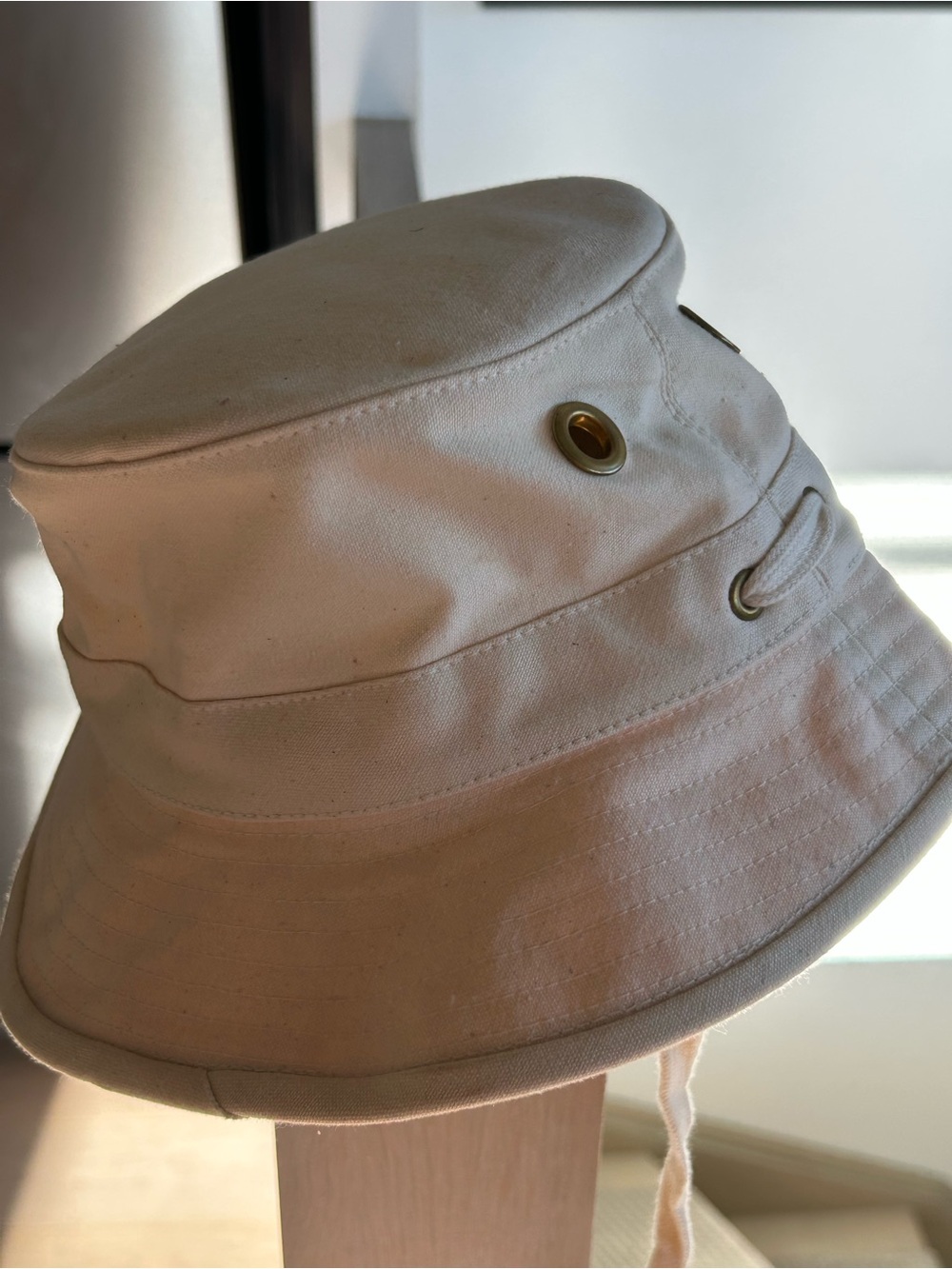 Tilley Iconic Cream Canvas Bucket Hat Size 7 , 22 inches
Made in Canada - Picture 9 of 9